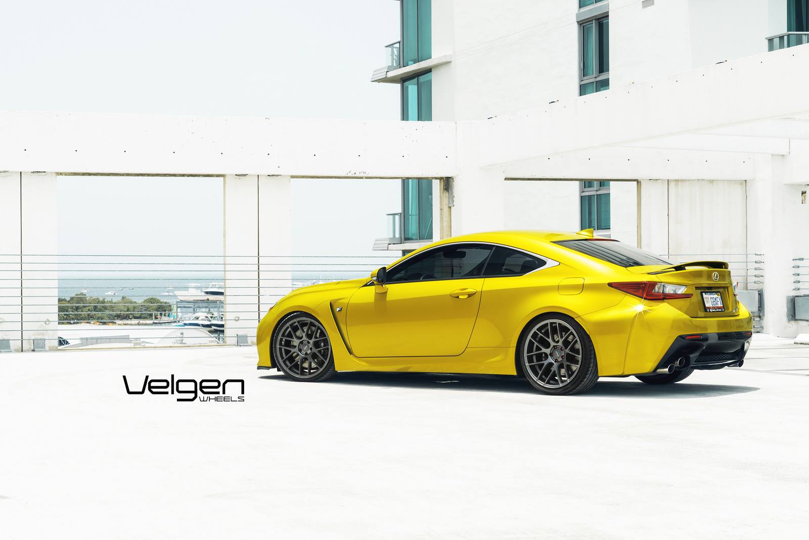 Желтый Lexus RC F на великолепных дисках Velgen